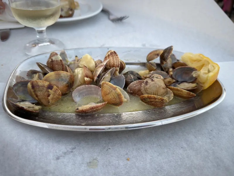 Amêijoas com limão à mesa